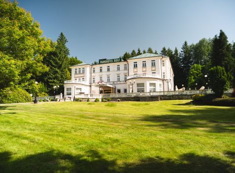 Parkhotel Golf**** - Hotel_front right from garden