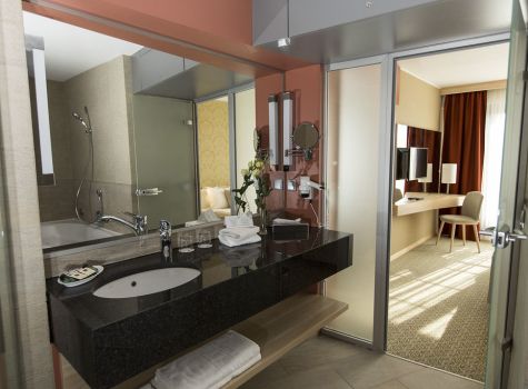 Thermal Aqua**** - thermal-aqua_deluxe-suite_bathroom_53850886097_l