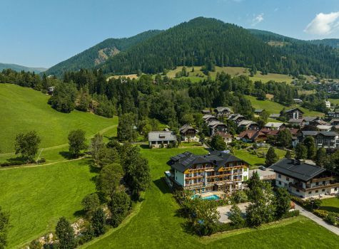 Hotel Almrausch - sommer_aussenansicht_drohne_neu (13)