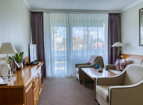 Hotel Thermál Hévíz - thermal-hvz_suite-living-room_54579554239_l