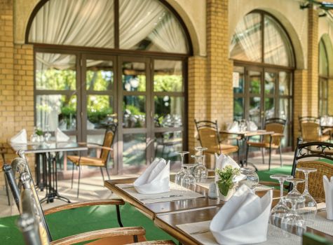 Ensana Grand Margaret Island Health Spa Hotel - grand-margaret-island_szchenyi-restaurant-terrace-3_53851809503_l