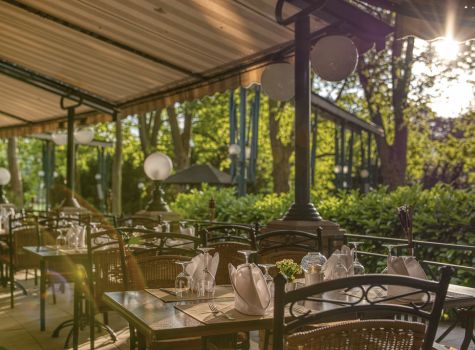 Ensana Grand Margaret Island Health Spa Hotel - grand-margaret-island_szchenyi-restaurant-terrace-4_53851809498_l