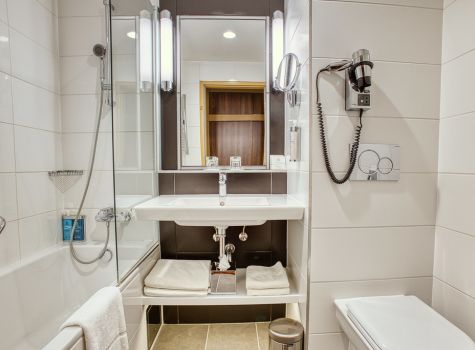 Ensana Grand Margaret Island Health Spa Hotel - grand-margaret-island_deluxe-room-bathroom-1_53850656652_l