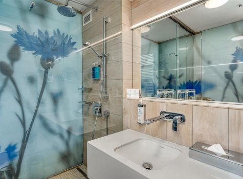 Ensana Thermal Margaret Island Health Spa Hotel - thermal-margaret-island_premium_bathroom-2_54743647475_l