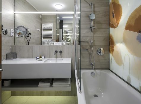 Ensana Thermal Margaret Island Health Spa Hotel - thermal-margaret-island_premium-bathroom-3_53849986213_l