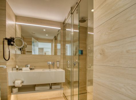 Ensana Thermal Margaret Island Health Spa Hotel - thermal-margaret-island_premium-junior-suite-bathroom_53851539401_l