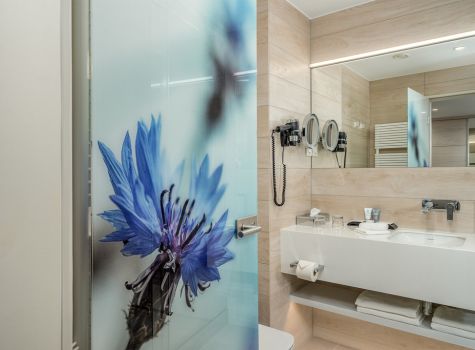 Ensana Thermal Margaret Island Health Spa Hotel - thermal-margaret-island_premium-plus_bathroom-1_54743295026_l