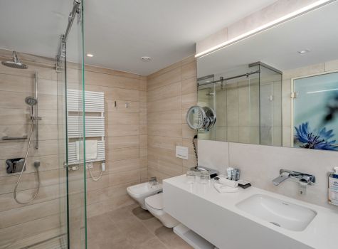 Ensana Thermal Margaret Island Health Spa Hotel - thermal-margaret-island_suite_barhroom-2_54743295021_l