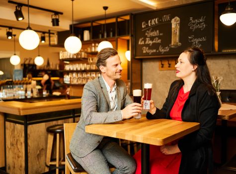 Hotel Schwarz Alm Zwettl - Paar_Bier Zwicklschank (c) Schwarz Alm Zwettl