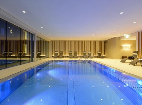 Hotel Schwarz Alm Zwettl - Pool Nacht (c) Schwarz Alm Zwettl