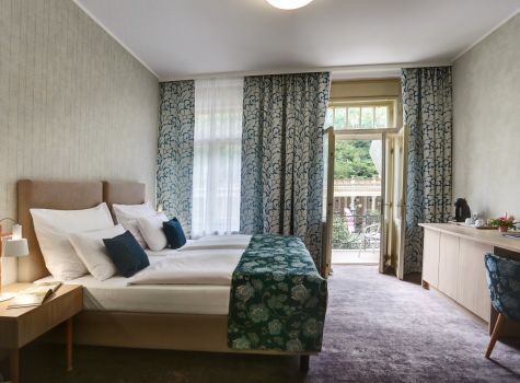ASTORIA Hotel & Medical Spa - Dvoulůžkový pokoj Superior s balkonem nad Mlýnskou kolonádou.jpg