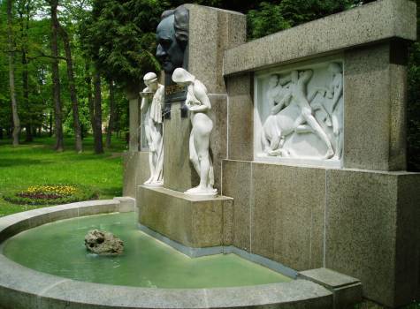 Tři lilie - FrLazne_JWGoethe_pomnik.JPG