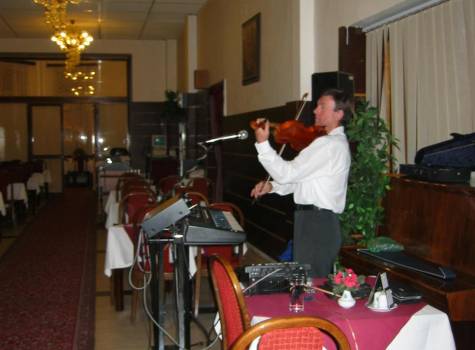 Hotel Libenský - Speisesaal-Konzert.JPG