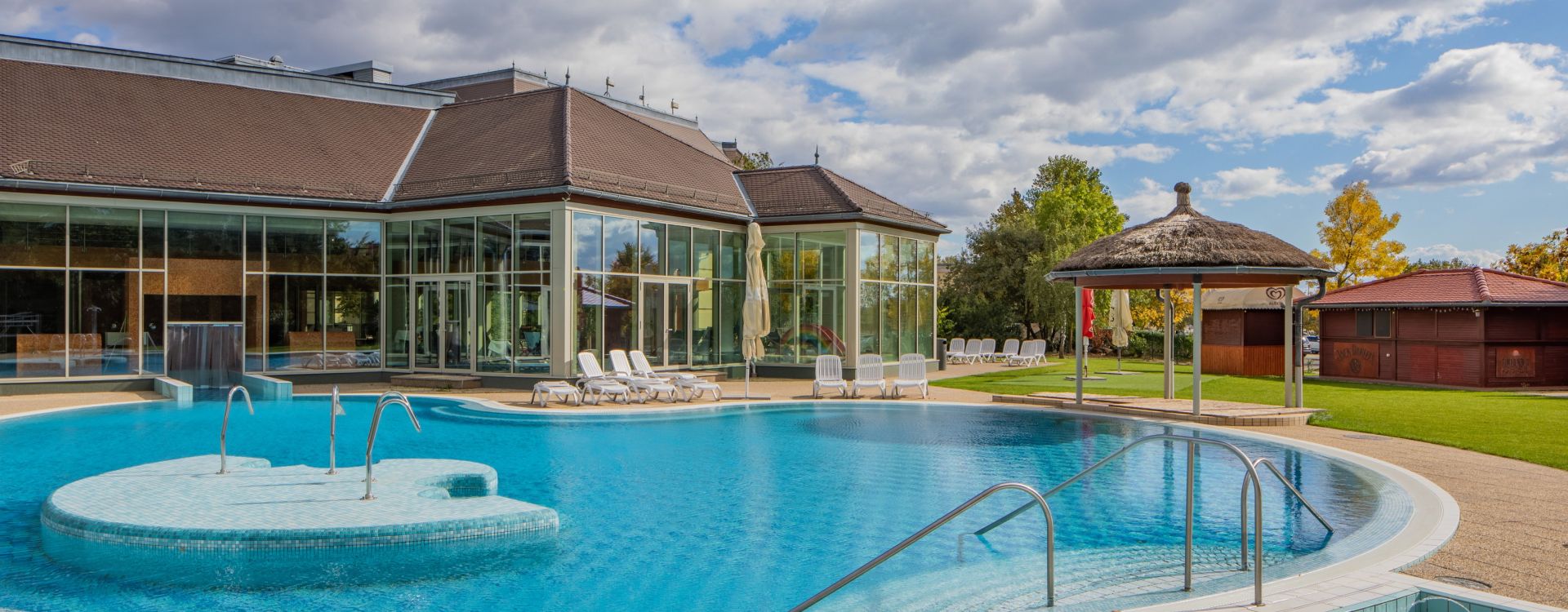 Pravidelná údržba bazénu v hotelu Greenfield Hotel Golf & Spa